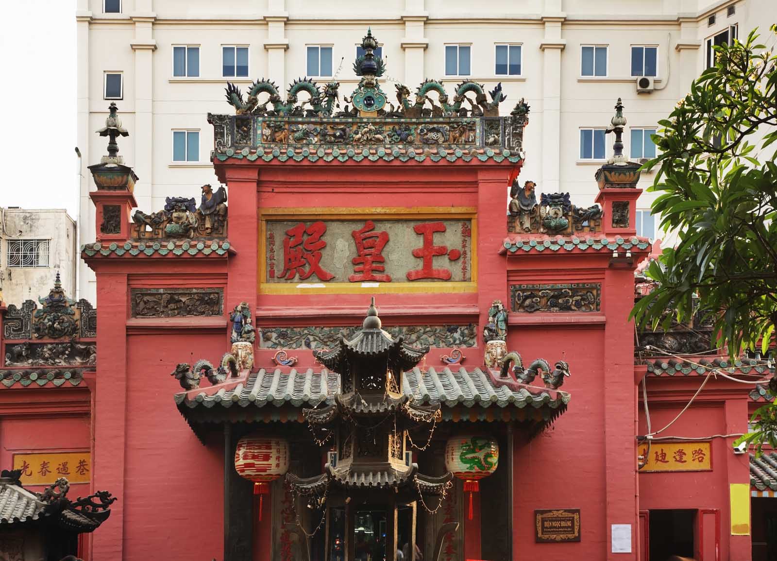 things to do in ho chi minh city jade emperor pagoda