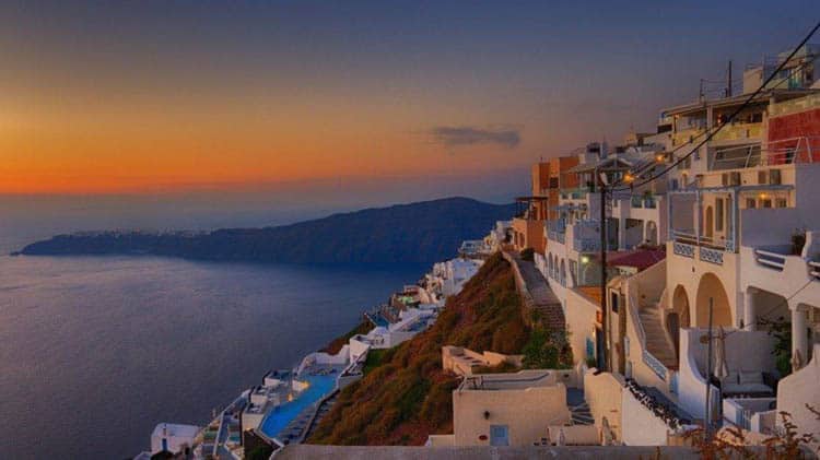 santorini things to do | walk from oi ato Fira views of whitewashed buildings