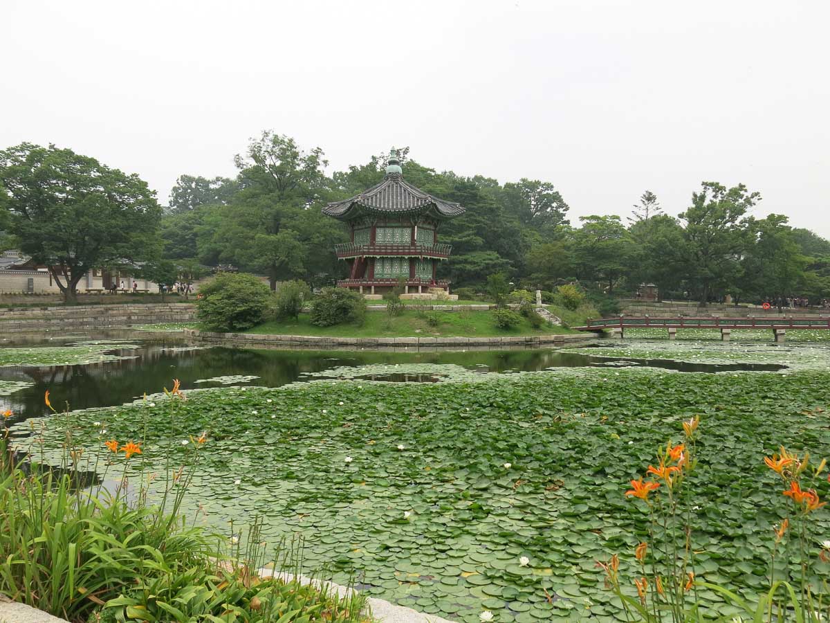gyeongbukgung palace is a best thing to see in Seoul