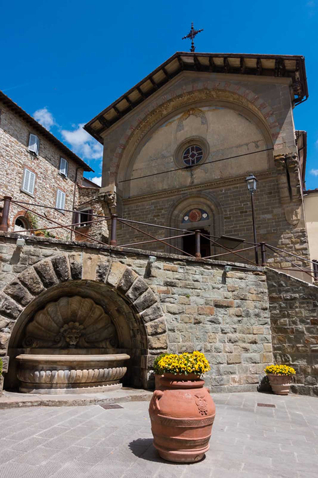 small towns in tuscany central piazza
