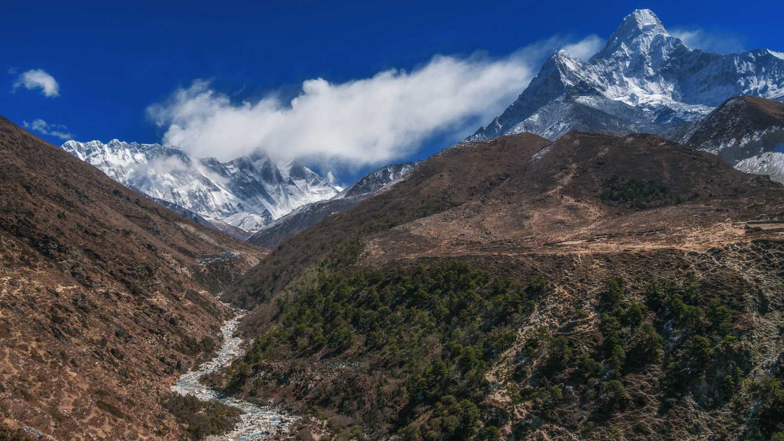 trekking in nepal valley