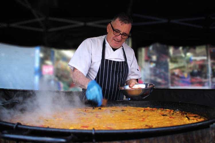 barcelona at night things to do | paella cooking class