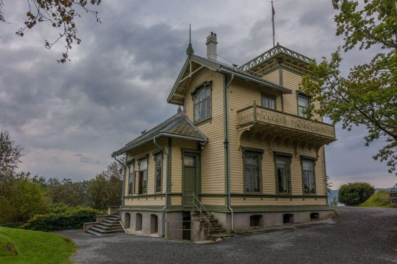 what to do in bergen yellow house