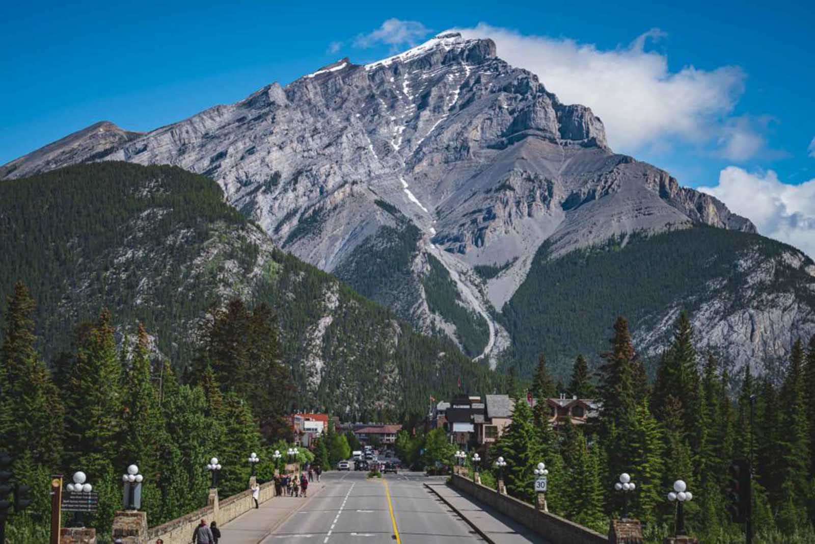 where to stay in banff near downtown