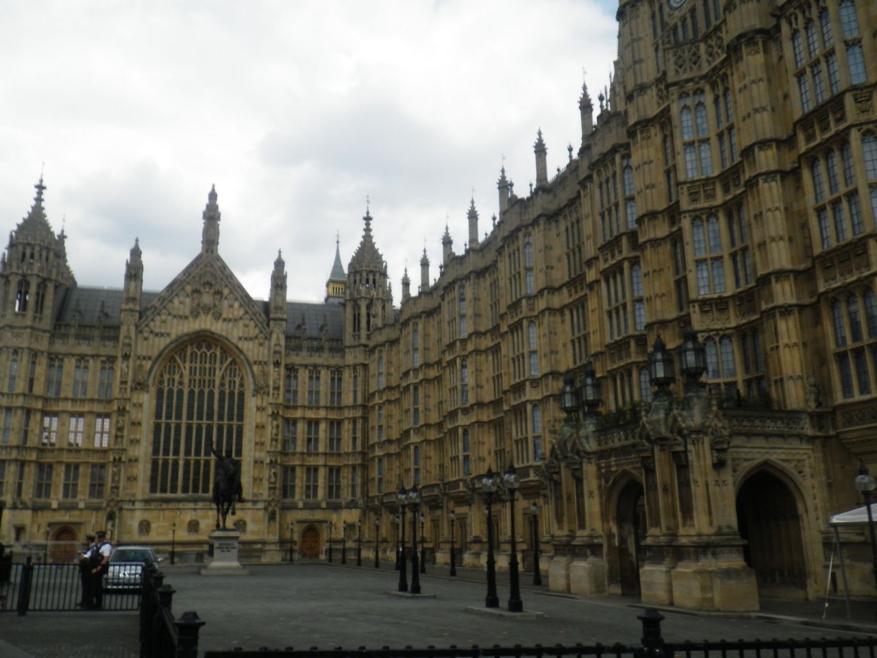 Best areas to stay in London The House of Commons, which together with the House of Lords make up the Houses of Parliament