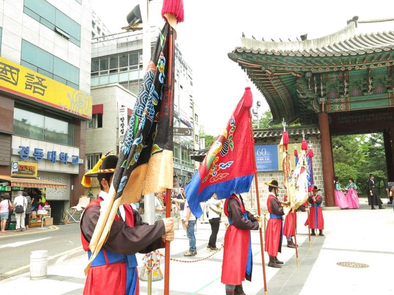 guards at Changdeokgung