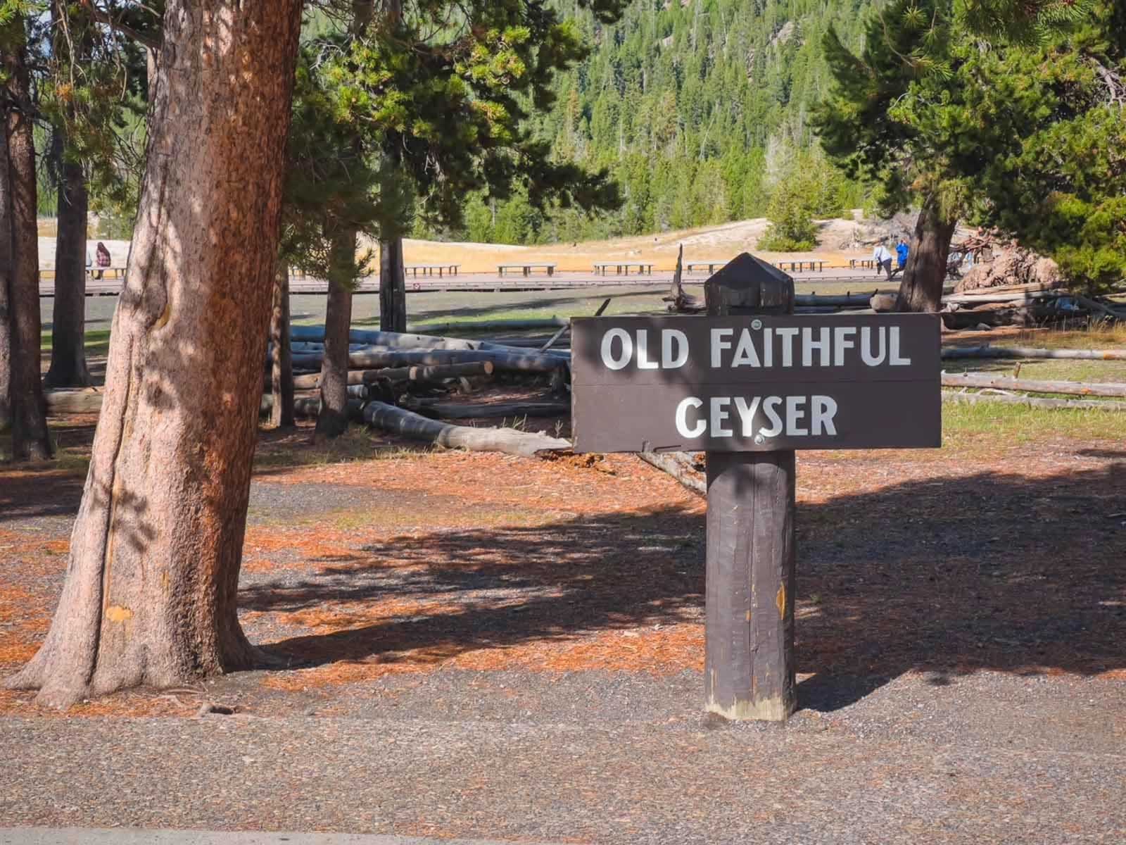 yellowstone national park old faithful sign