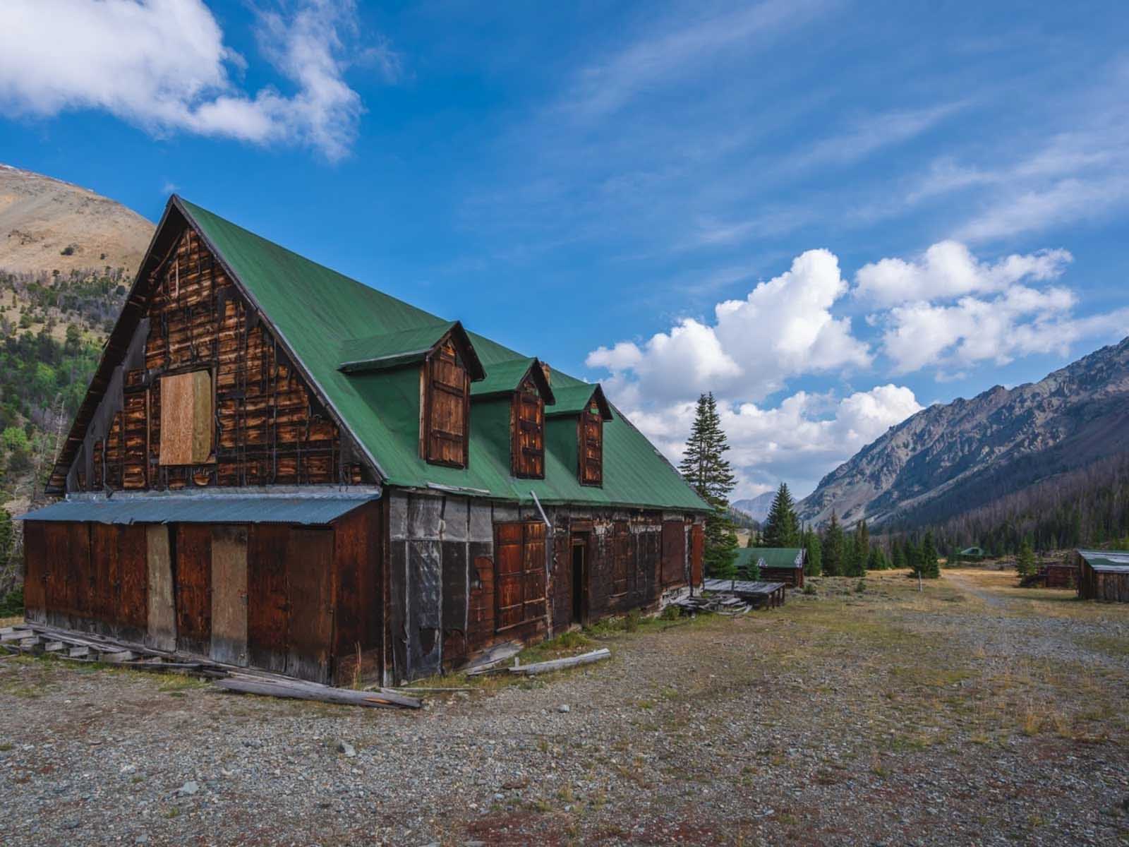 where to stay outside of yellowstone national park