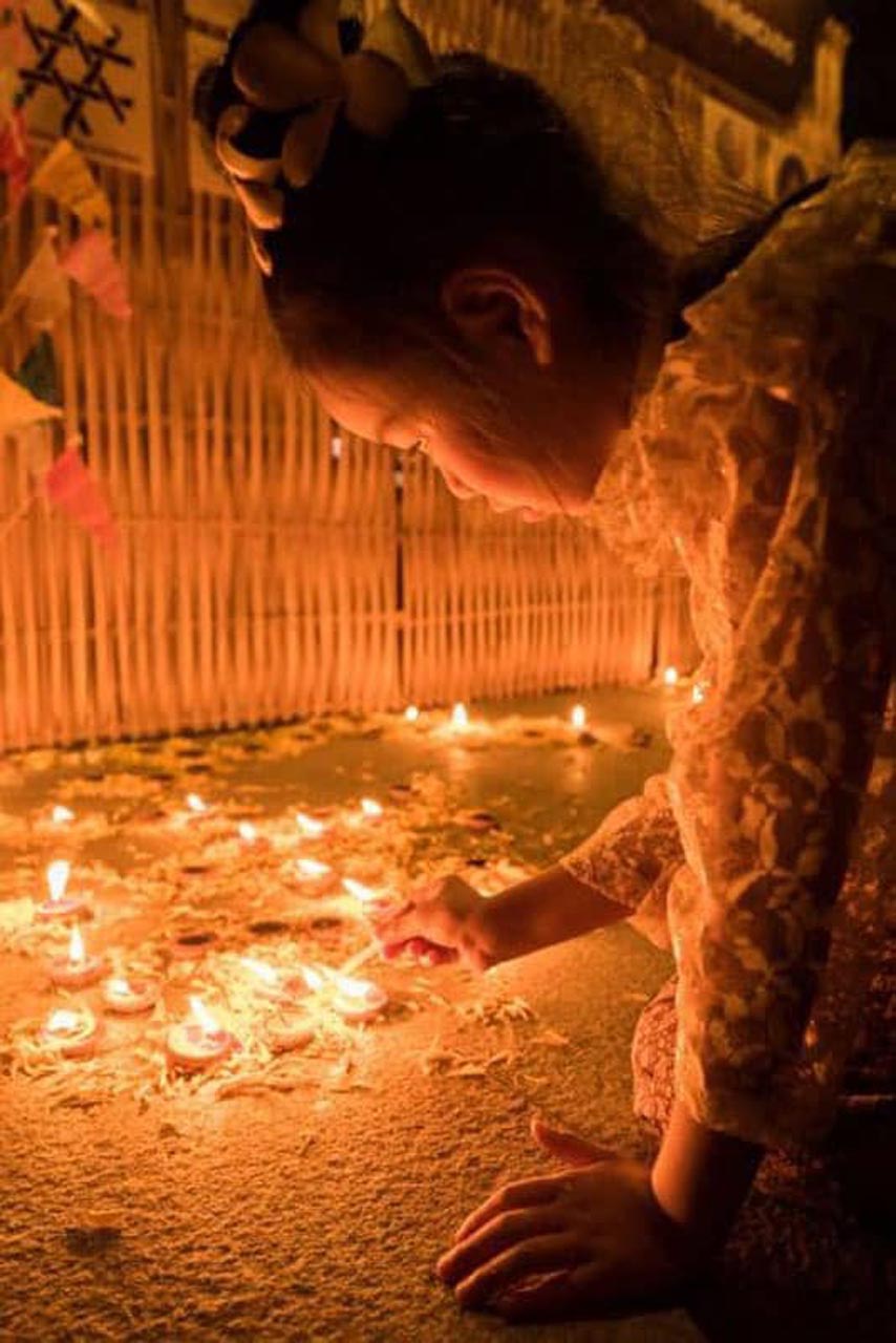 loy krathong yi peng fesvial candle lighting
